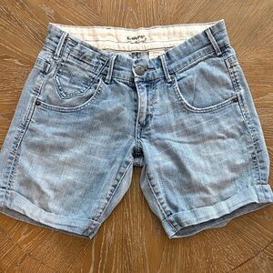 Levi’s Red Y2K Denim Bermuda Shorts Embroidered Relaxed Fit Size 26